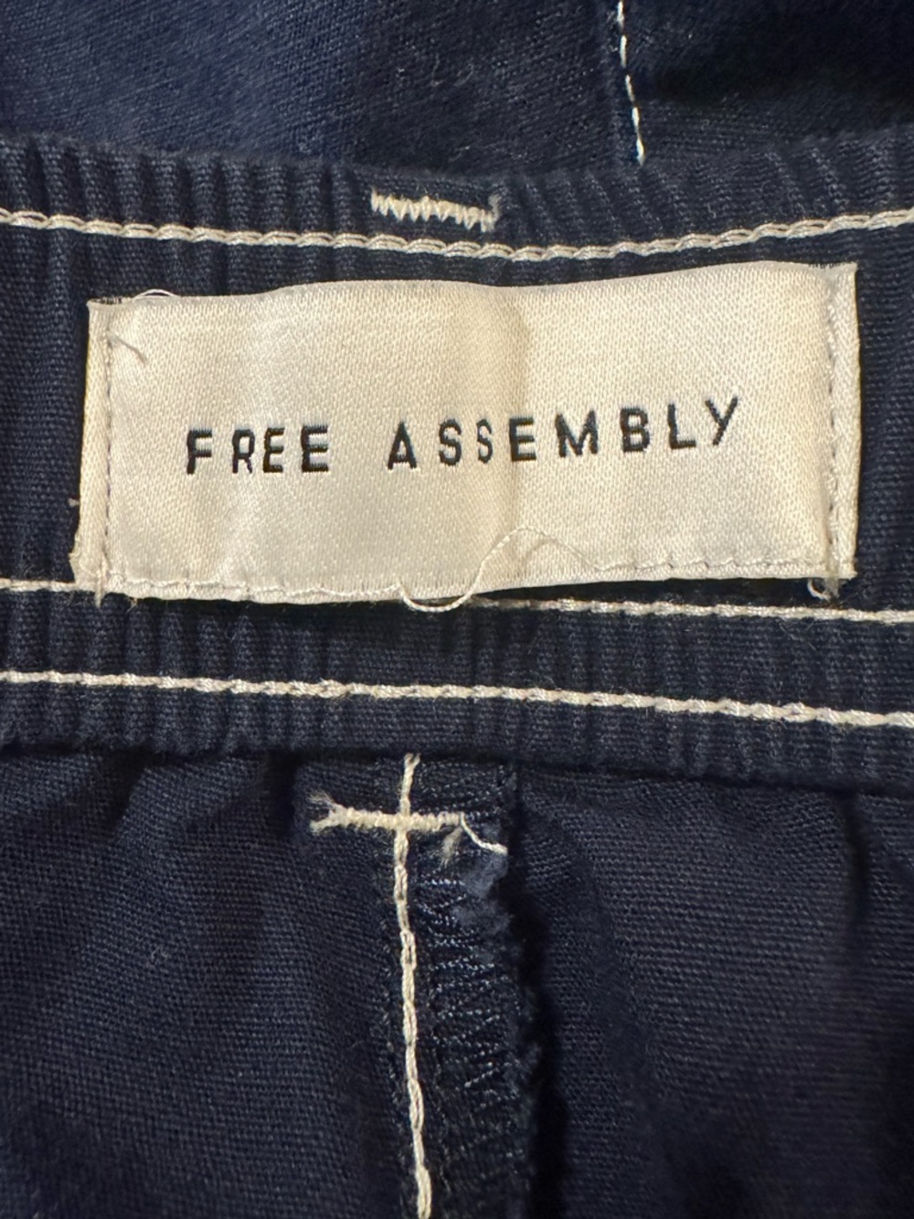 Free Assembly Women's Navy Wide-Leg Cargo Pants with Contrast Stitching - Picture 6 of 8